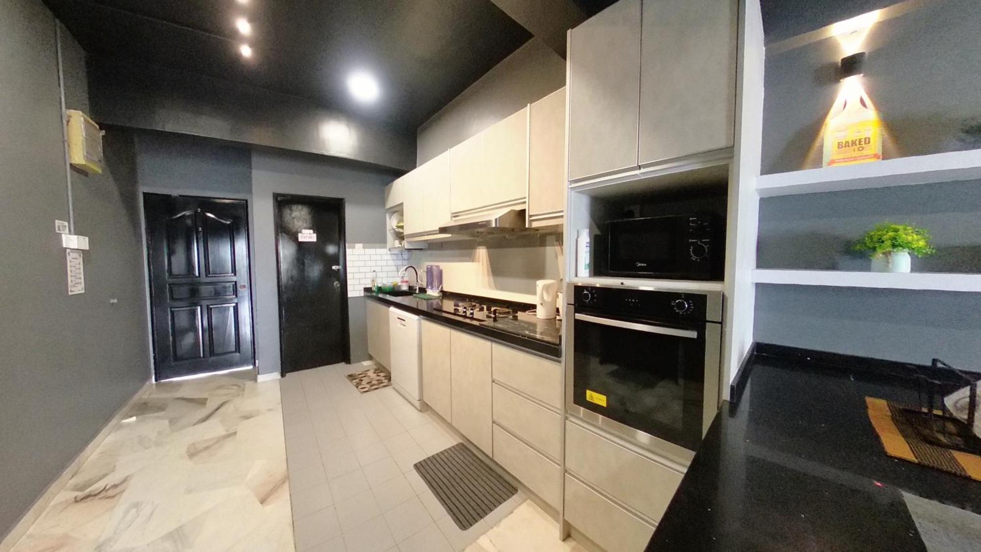 13pax 3r2b, Beachfront Duplex Penthouse, Free Bbq Set, Wifi, 50